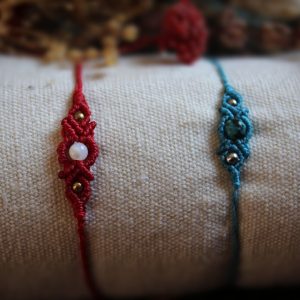 Mini bracelets en micro macramé rouge et bleu avec petites perles énergétiques