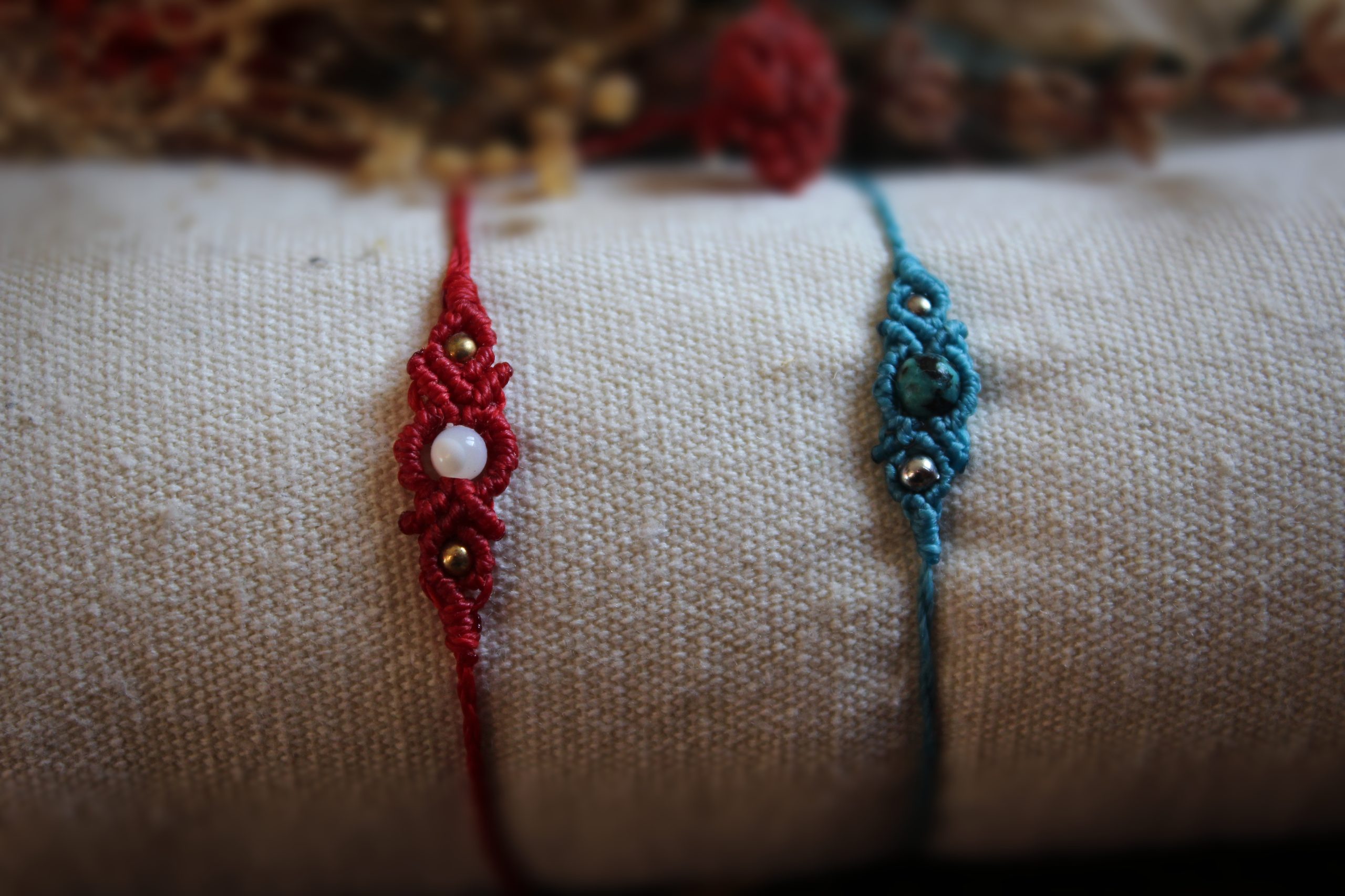 Mini bracelets en micro macramé rouge et bleu avec petites perles énergétiques
