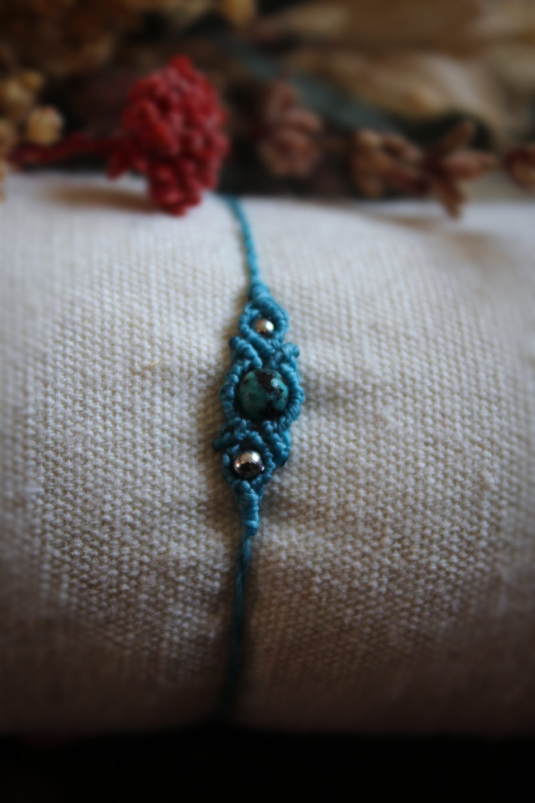 Mini bracelet en micro macramé bleu avec petite perle de turquoise africaine