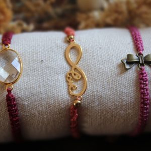 Bracelets en micro macramé avec breloques