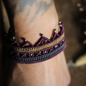 Manchette portée en micro macramé prune