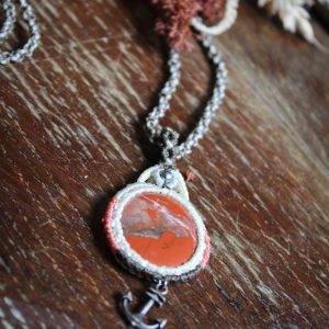 Collier couleur automnal en micro macramé avec une pierre de jaspe rouge avec breloque ancre en laiton