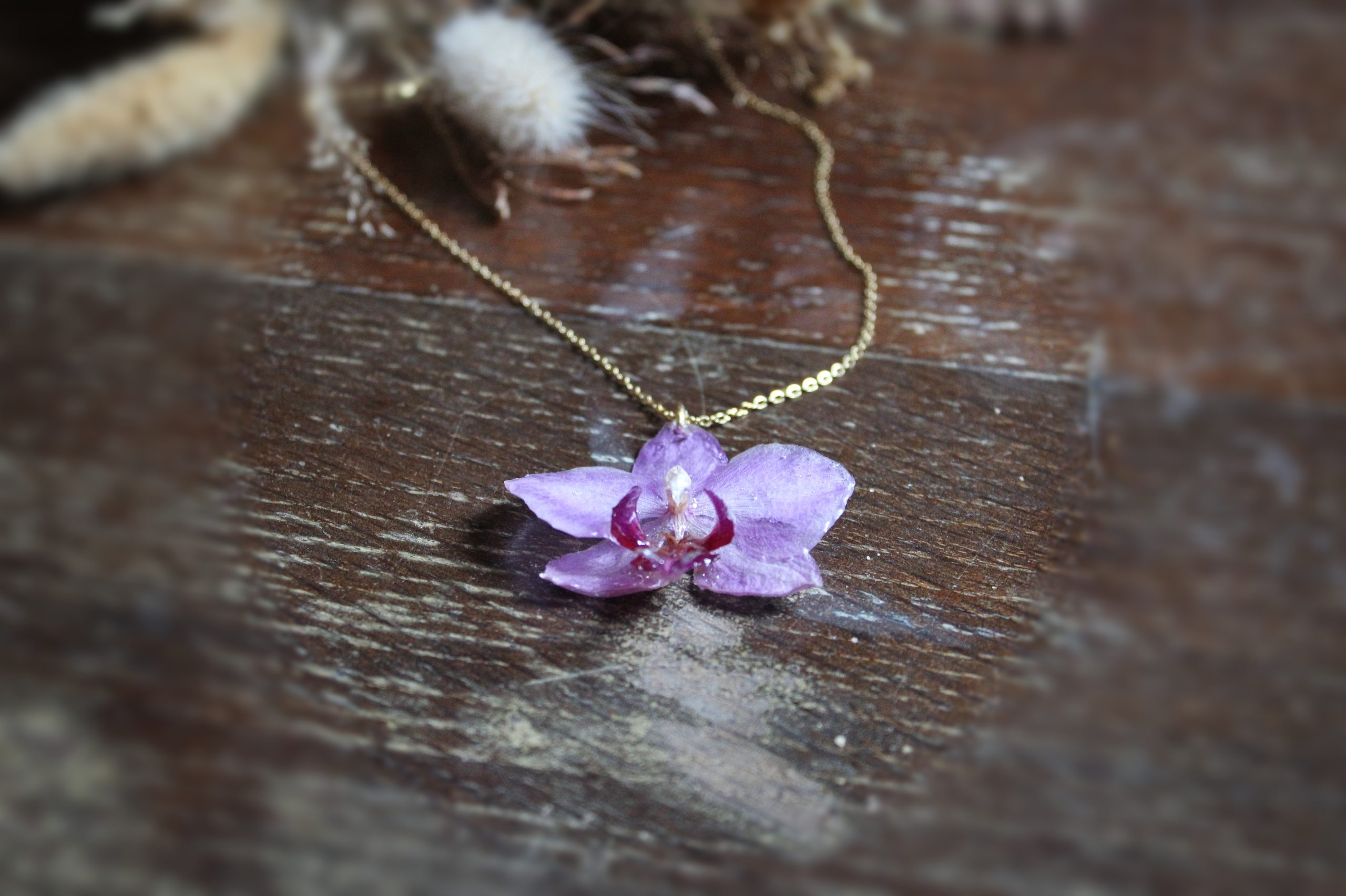 Collier avec une véritable orchidée résinée et chaîne dorée