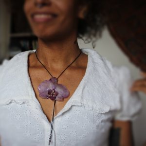 Collier cravate avec fil noir porté avec une véritable orchidée violette