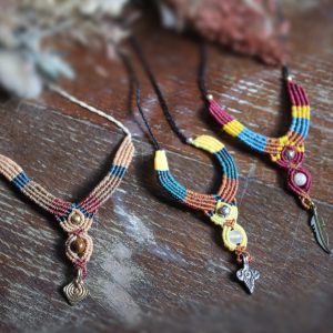 Colliers micro macramé, perles de pierres énergétiques et breloques