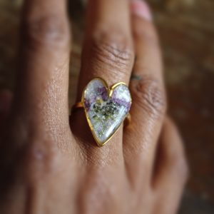 Bague cœur réglable portée avec fleurs séchées et résine