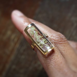 Bague rectangle réglable portée avec fleurs séchées et résine