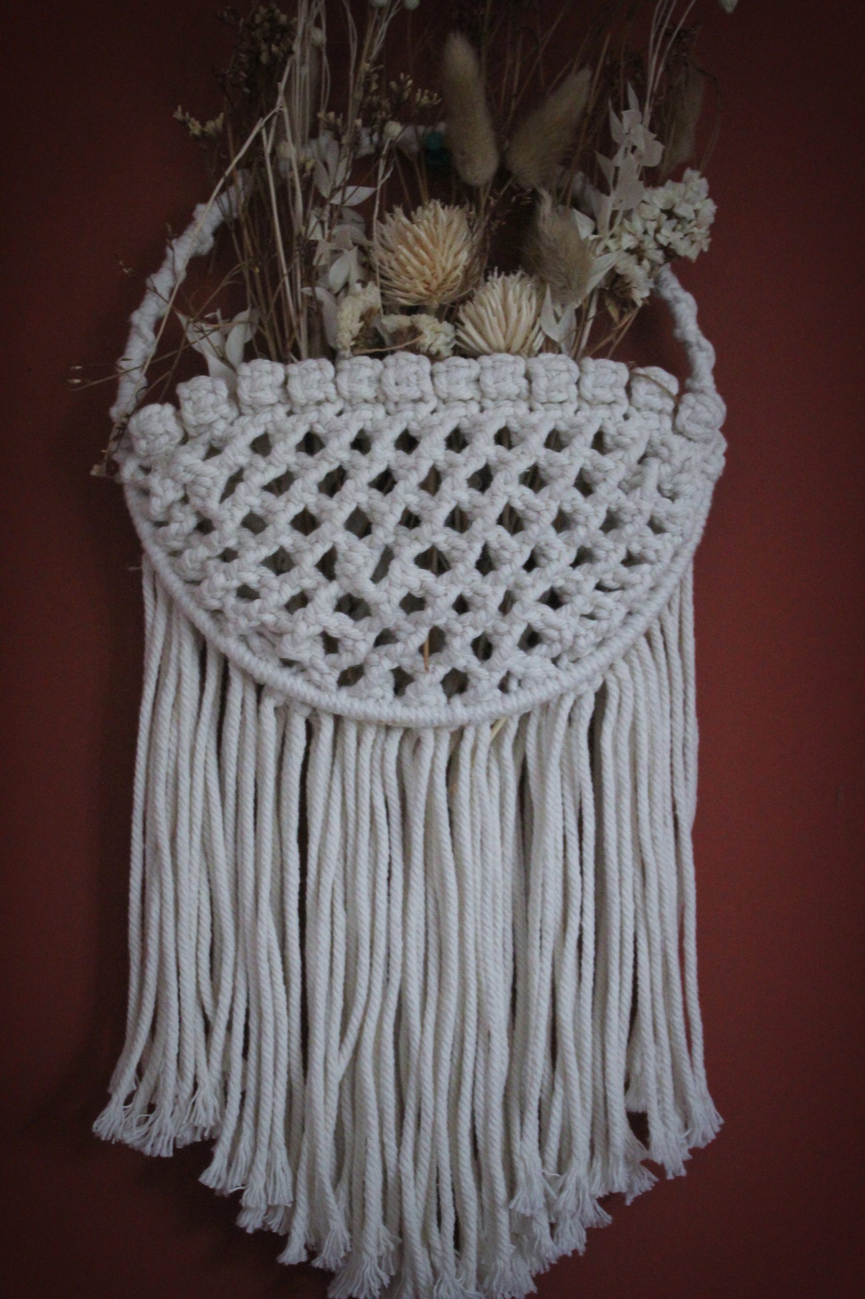 Panier plat blanc cassé en macramé