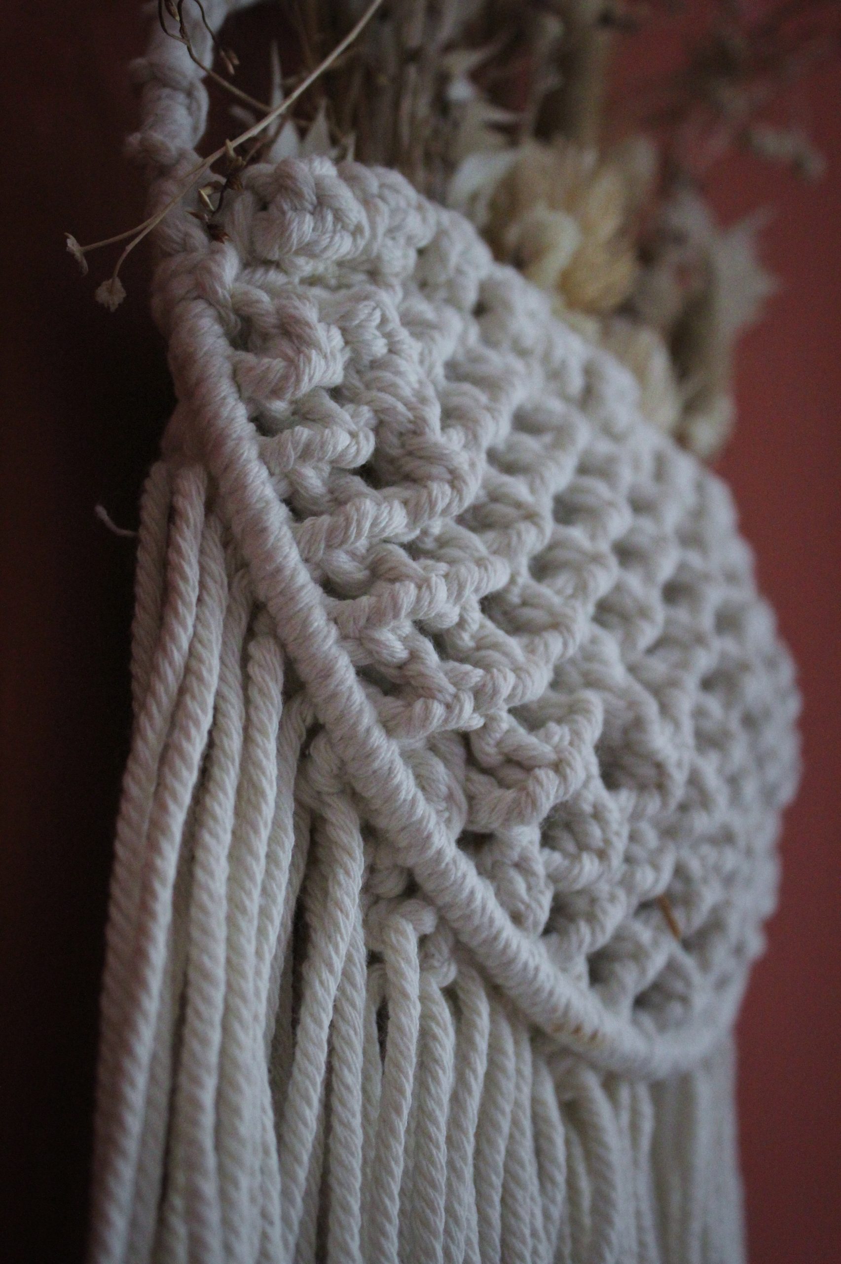 Panier plat blanc cassé en macramé