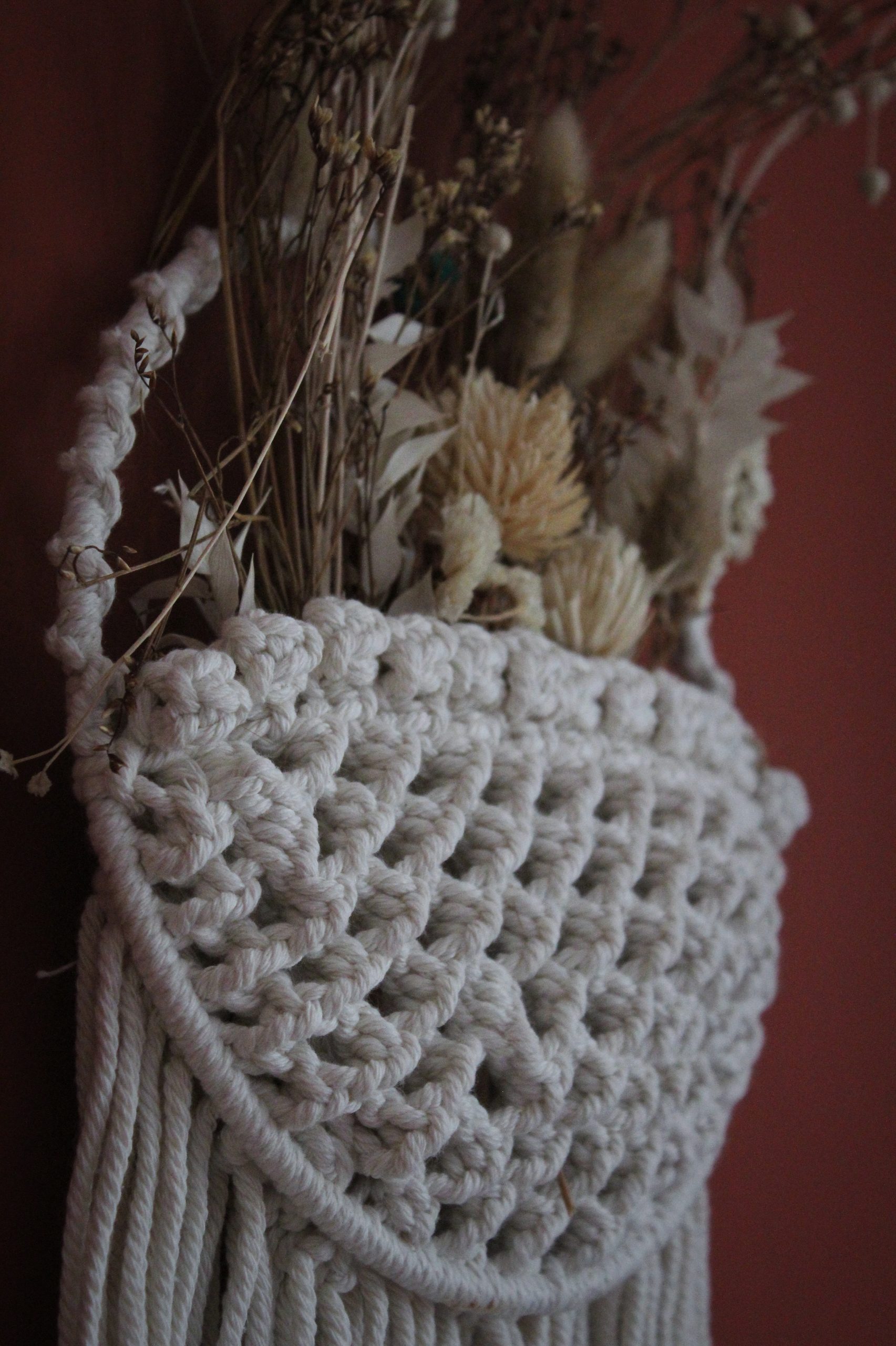 Panier plat blanc cassé en macramé