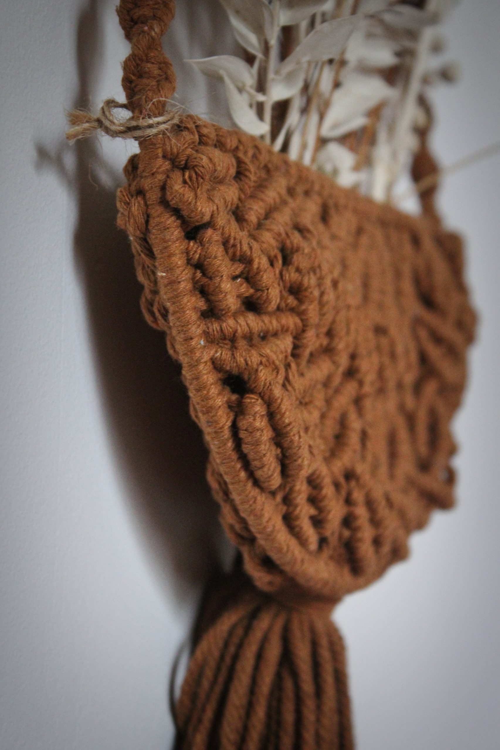 Panier plat chocolat en macramé