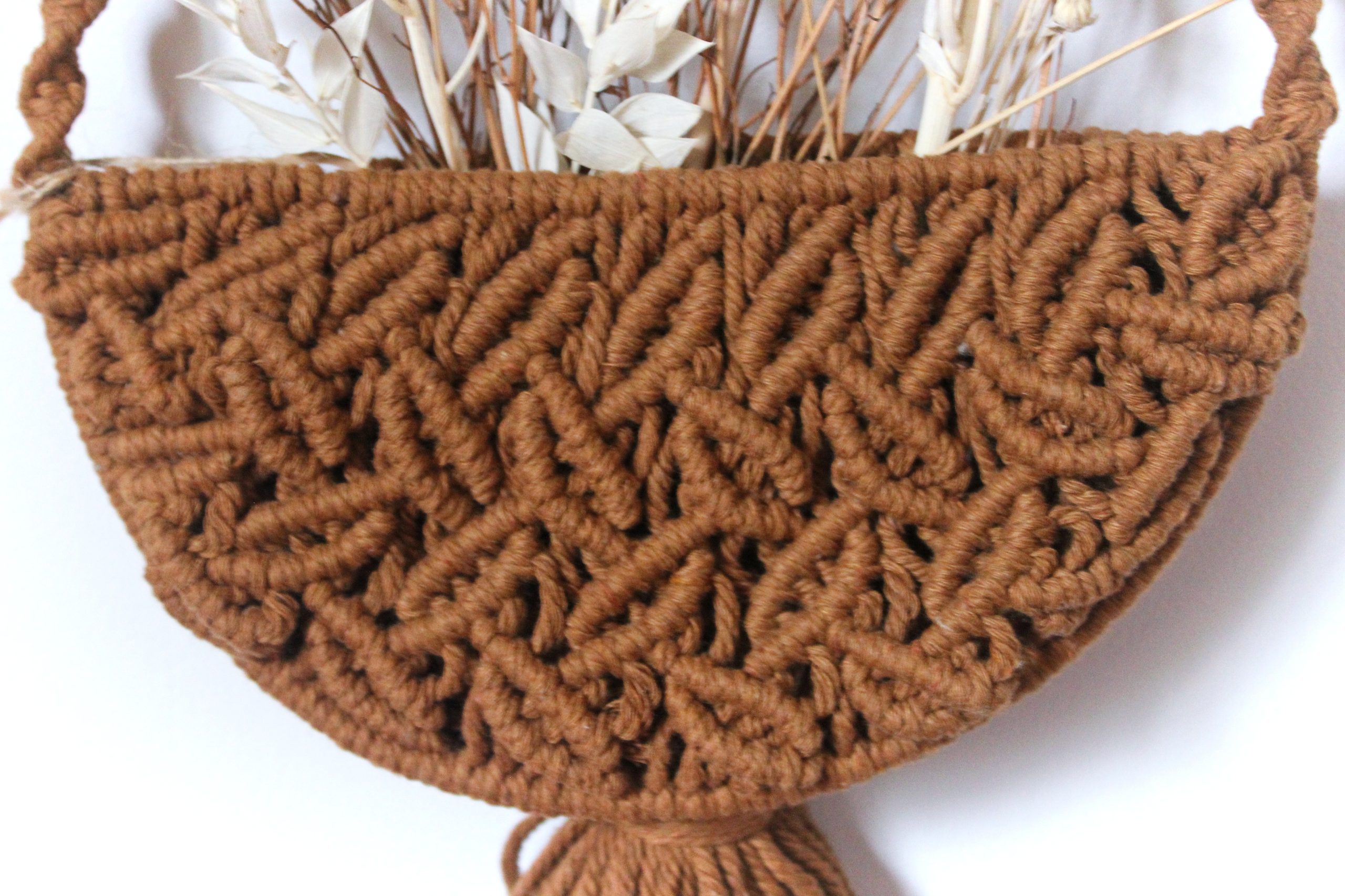 Panier plat chocolat en macramé