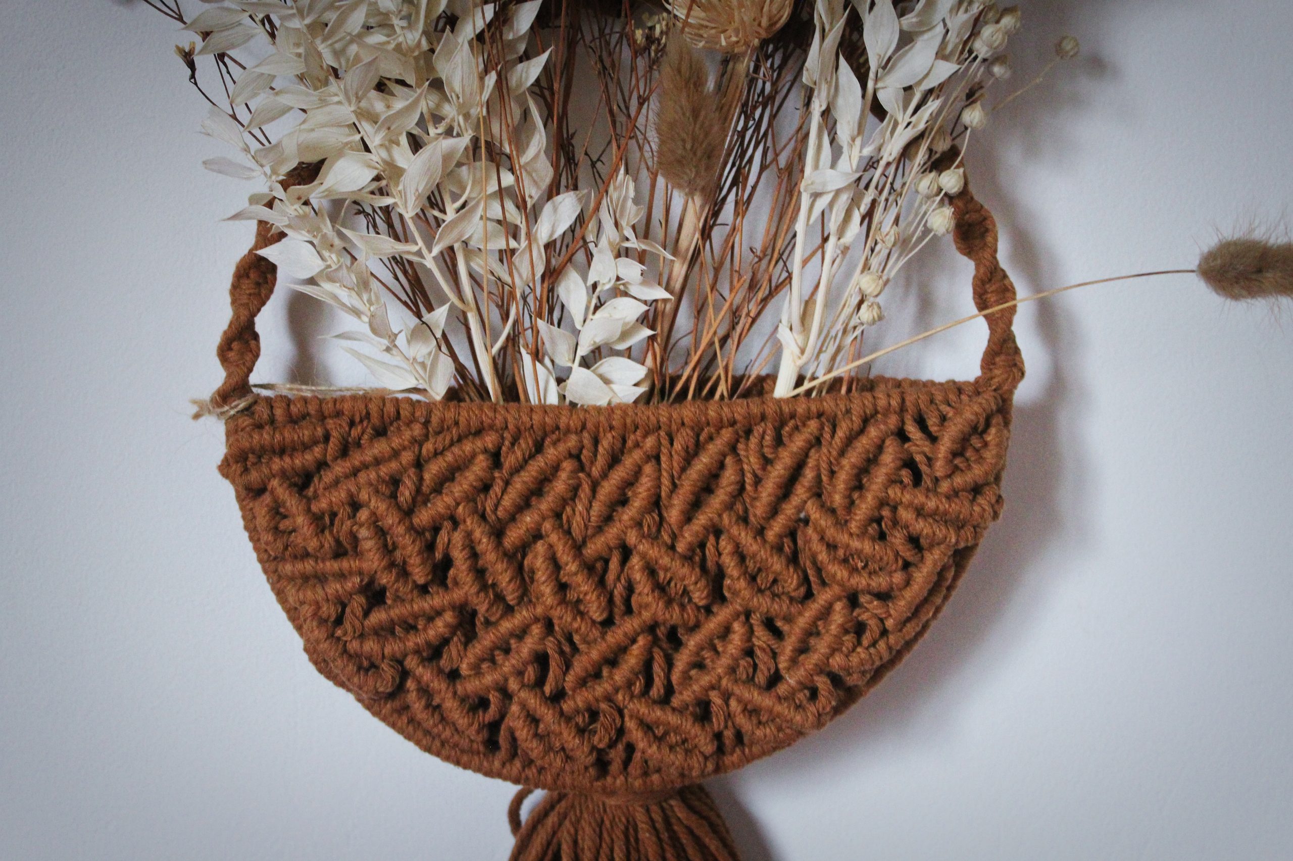Panier plat chocolat en macramé