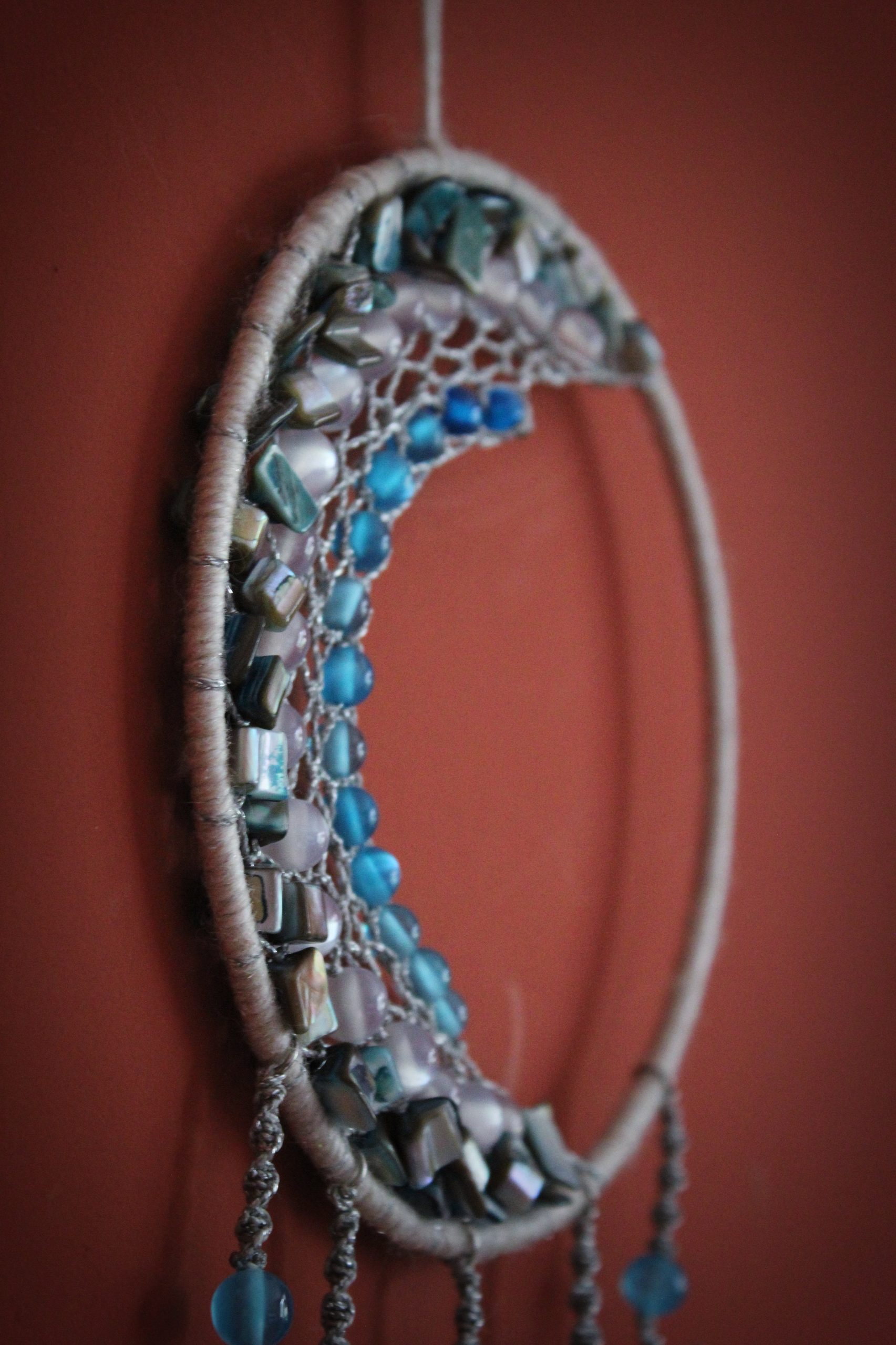 Attrape rêve bleu avec perles, plumes et micro macramé
