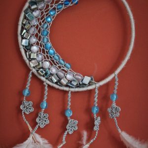 Attrape rêve bleu avec perles, plumes et micro macramé