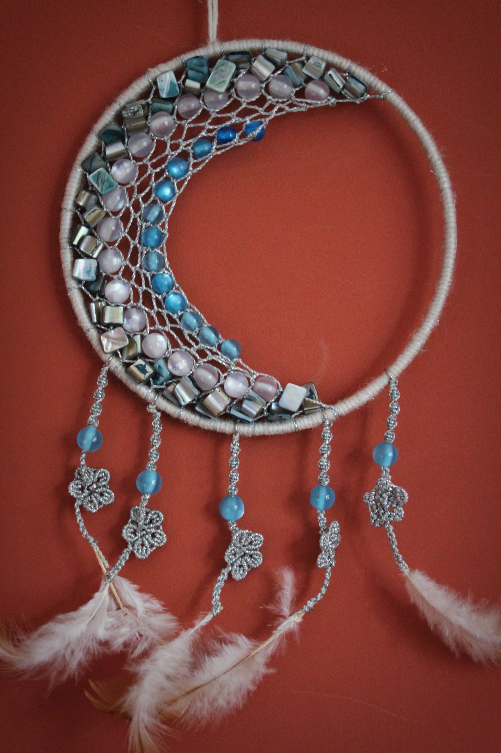 Attrape rêve bleu avec perles, plumes et micro macramé