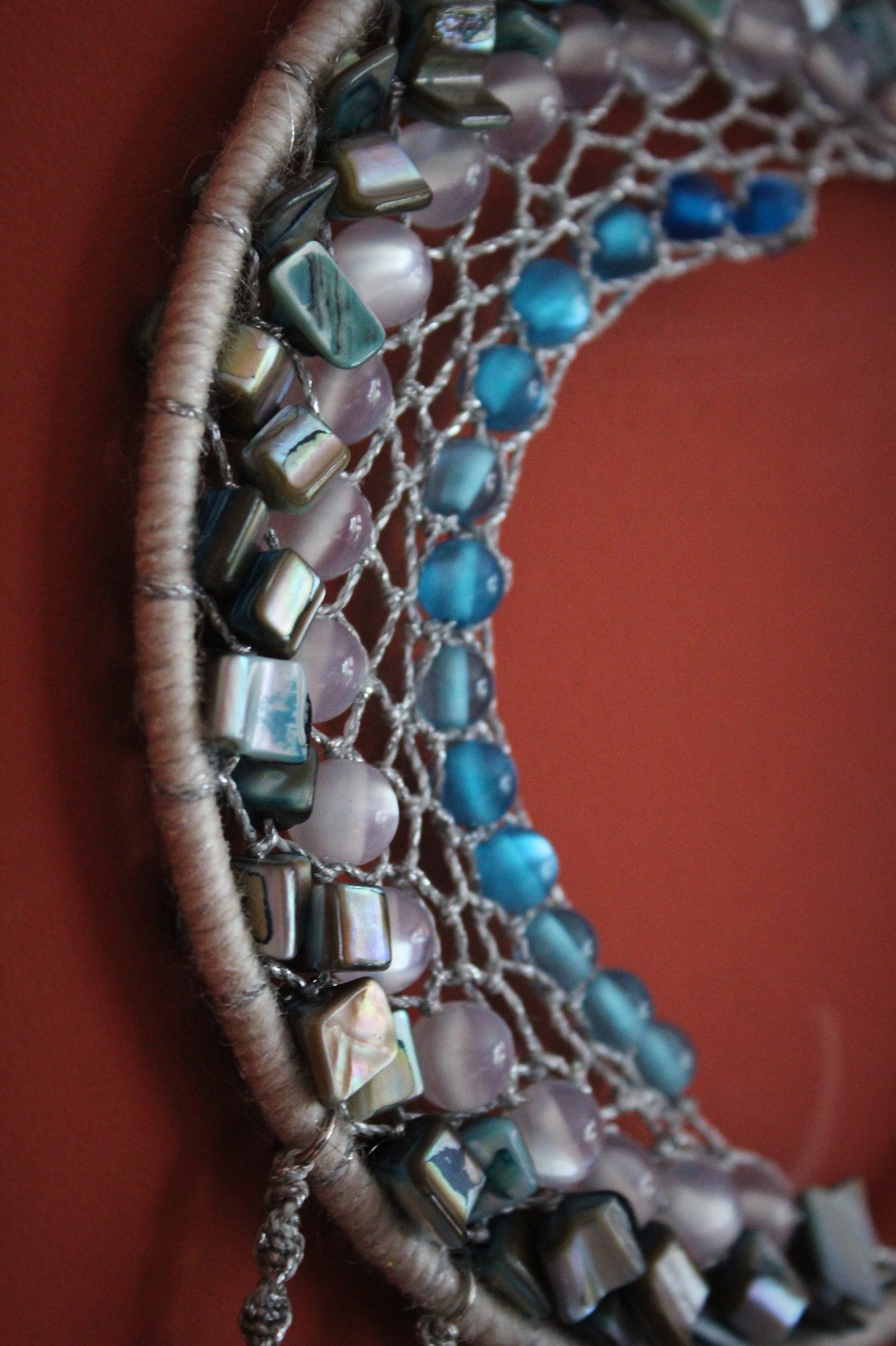 Attrape rêve bleu avec perles, plumes et micro macramé