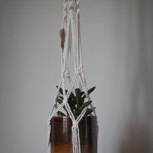 Suspension blanche pour plantes en macramé avec pot et plantes