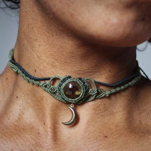 Collier ras de cou porté en micro macramé avec cabochon de résine enfermant un champignon et breloque petite lune