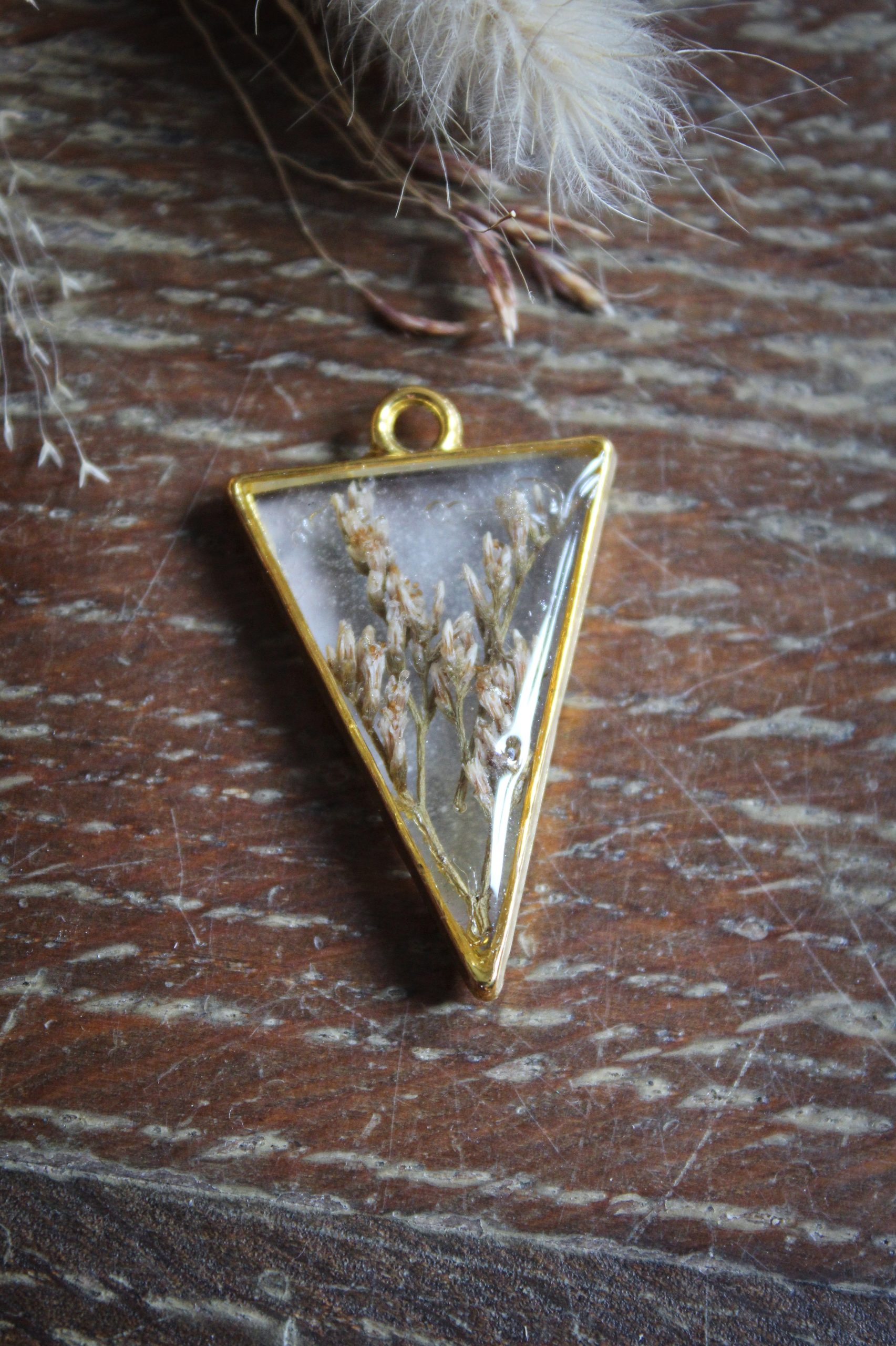 Collier résine fleurs doré
