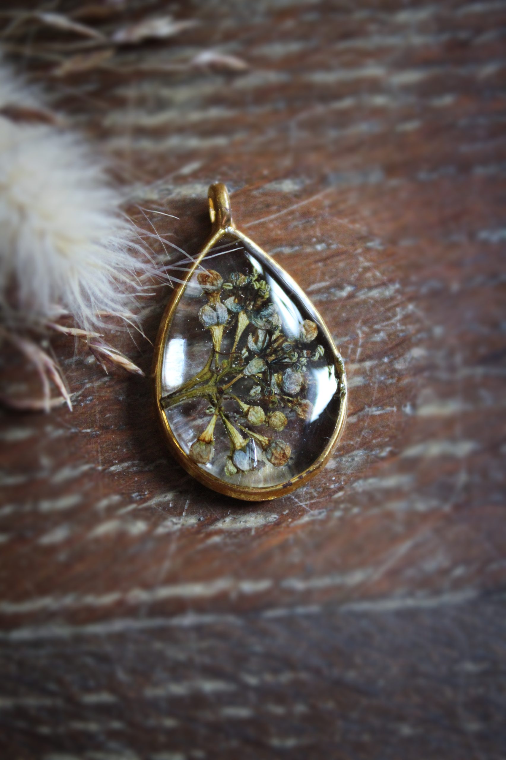 Collier résine fleurs doré