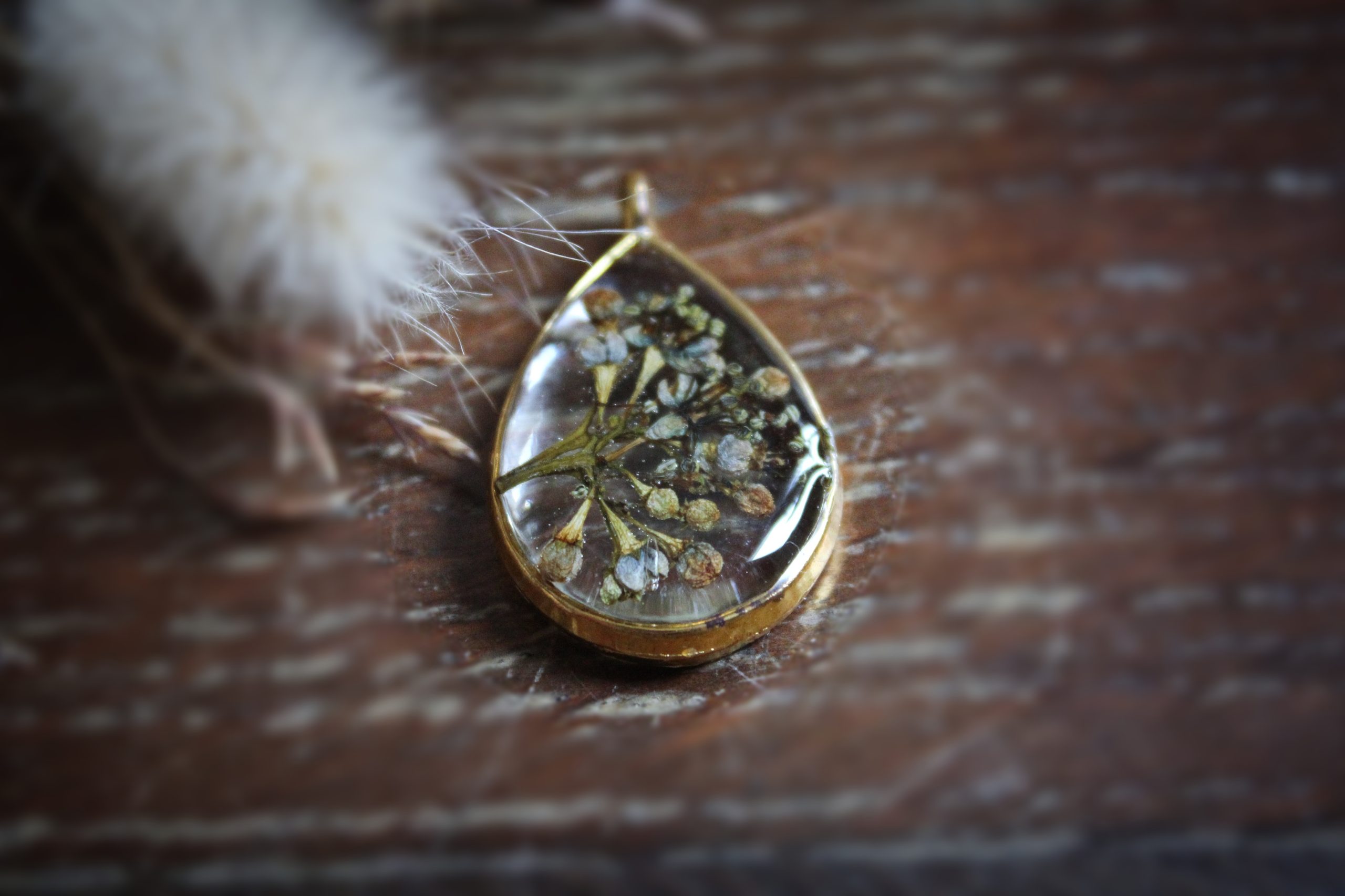 Collier résine fleurs doré