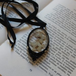 Collier micromacramé noir fleurs et ruban satin