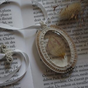 Collier micromacramé blanc pétale de fleurs et ruban satin