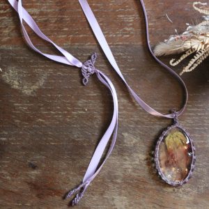 Collier parme avec cabochon résine fleur Rosea avec cordon satin macramé parme