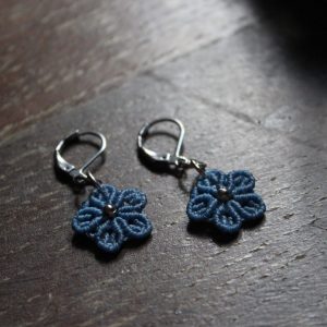 Boucles d'oreilles micro macramé fleurs bleu clair