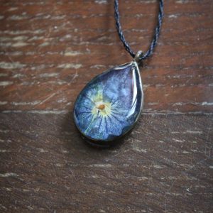 Collier résine fleurs laiton