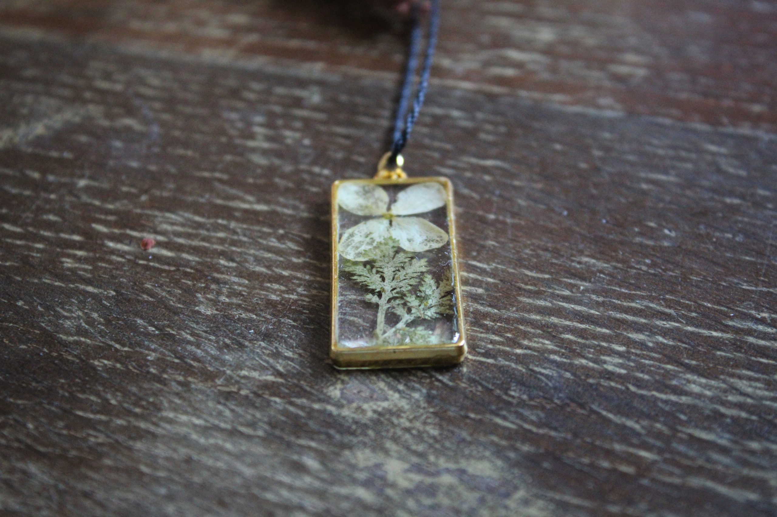 Collier résine fleurs doré