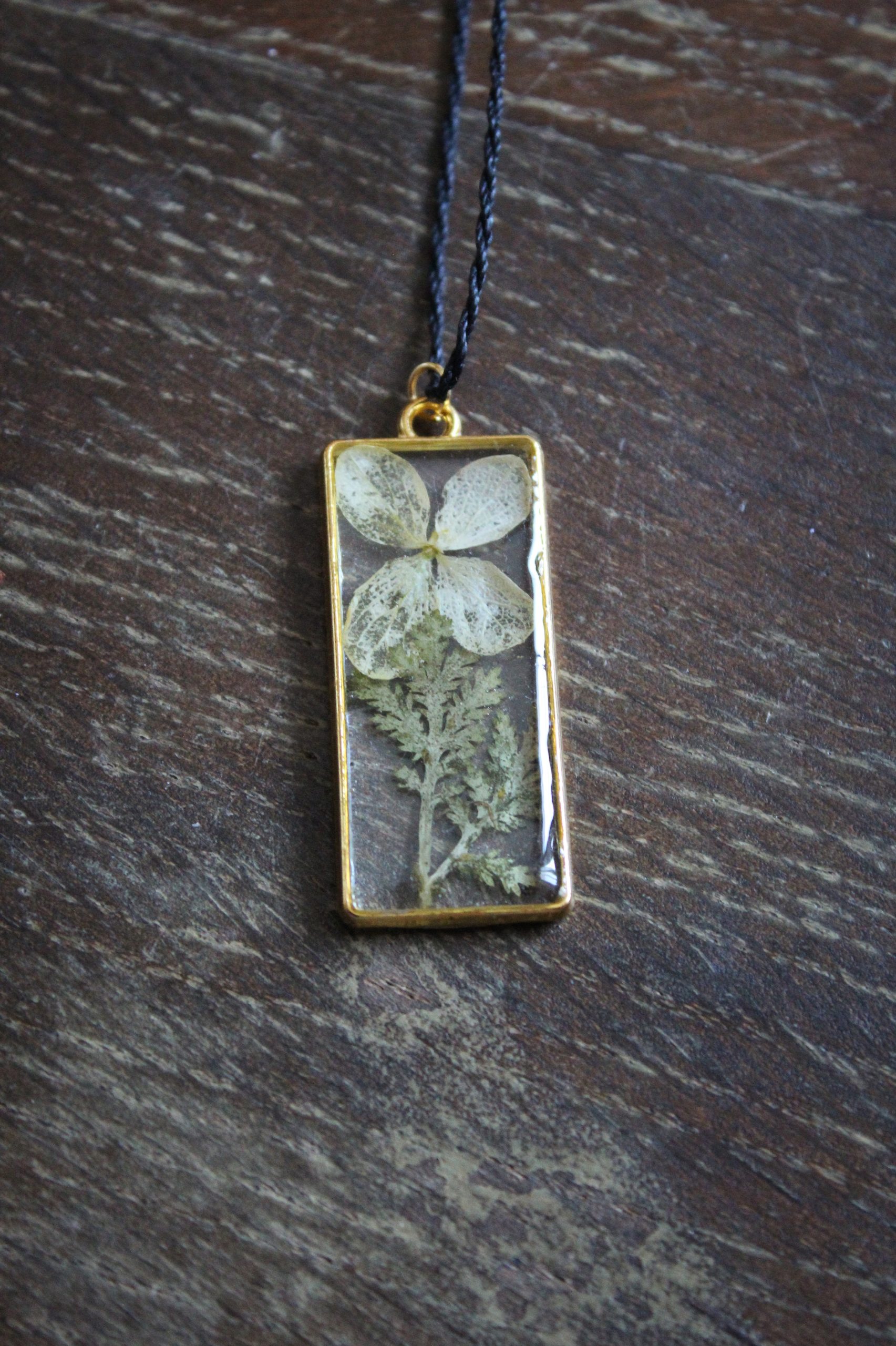 Collier résine fleurs doré