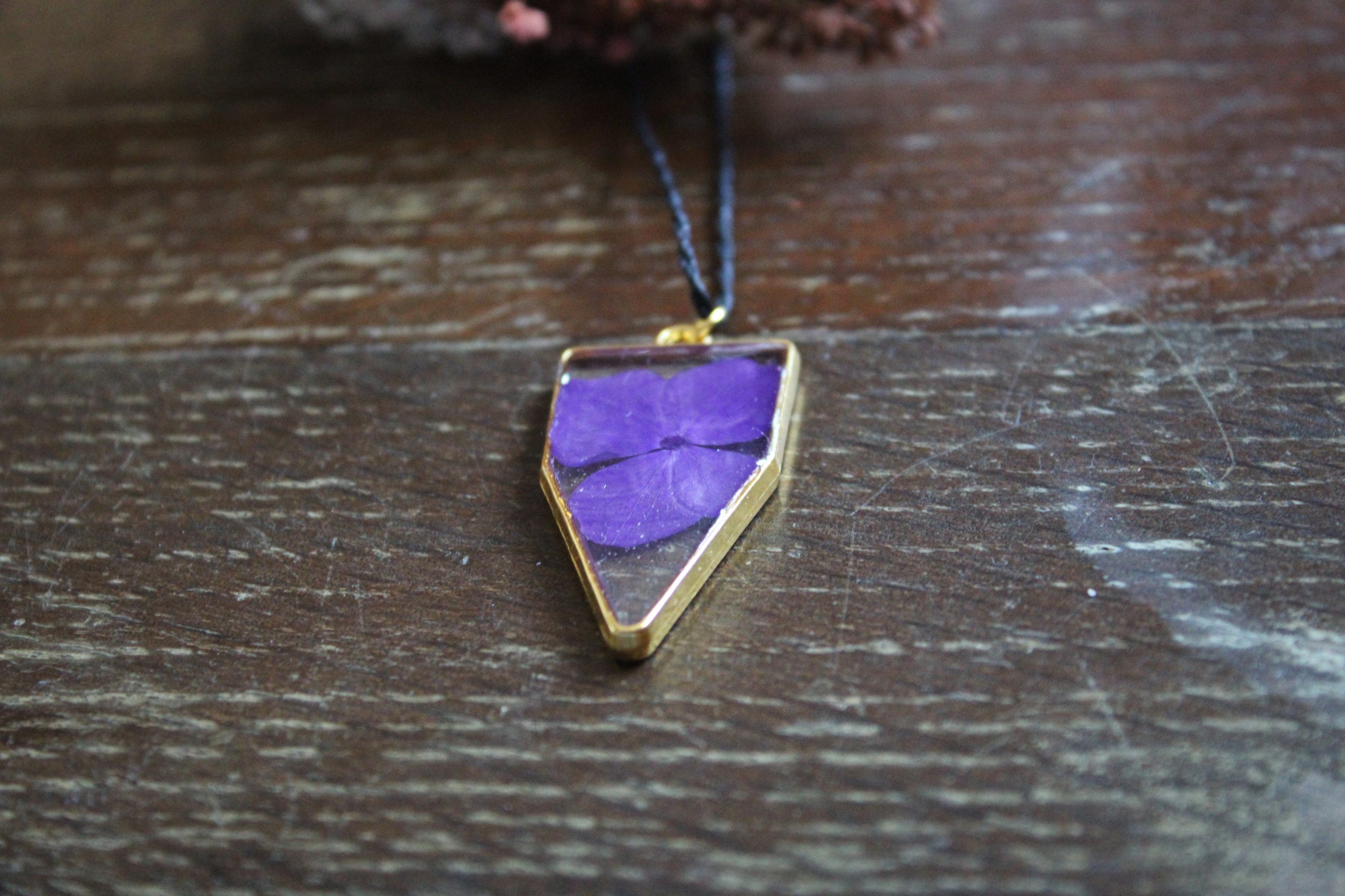 Collier résine fleurs doré