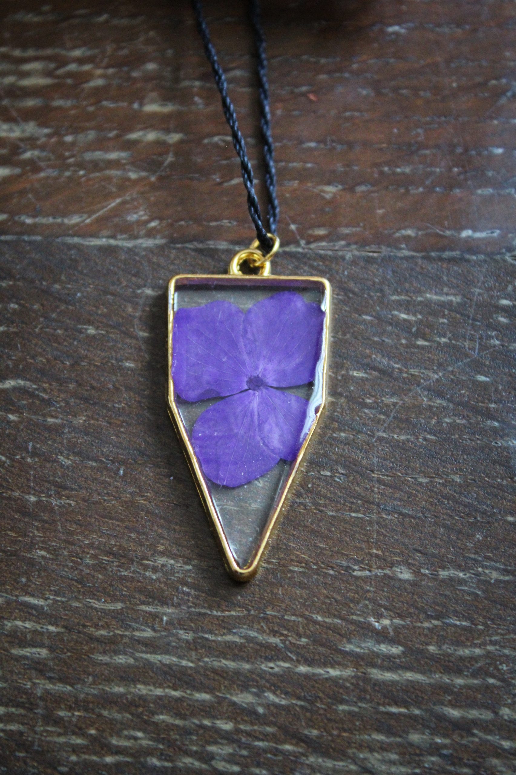 Collier résine fleurs doré