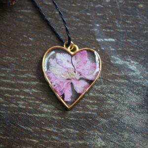 Collier résine fleurs doré
