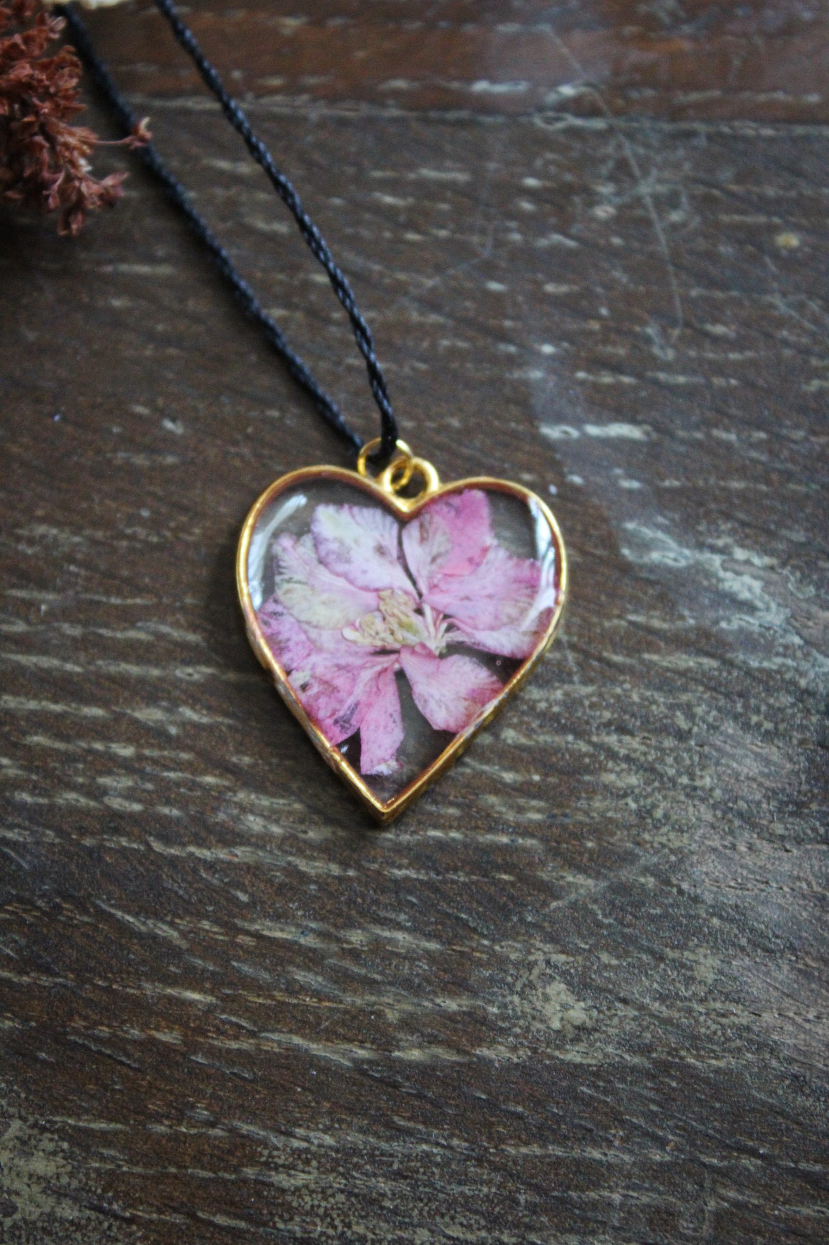Collier résine fleurs doré