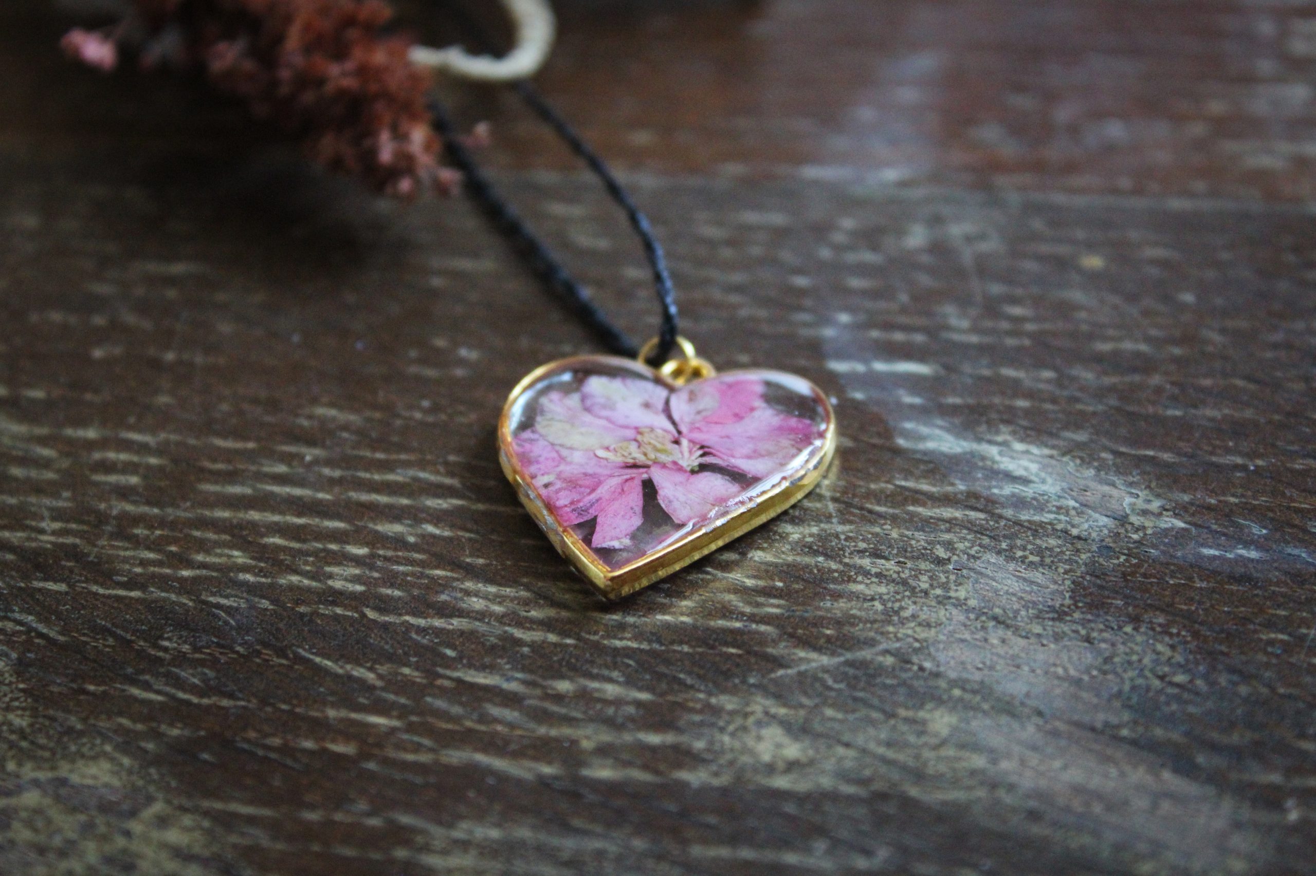 Collier résine fleurs doré