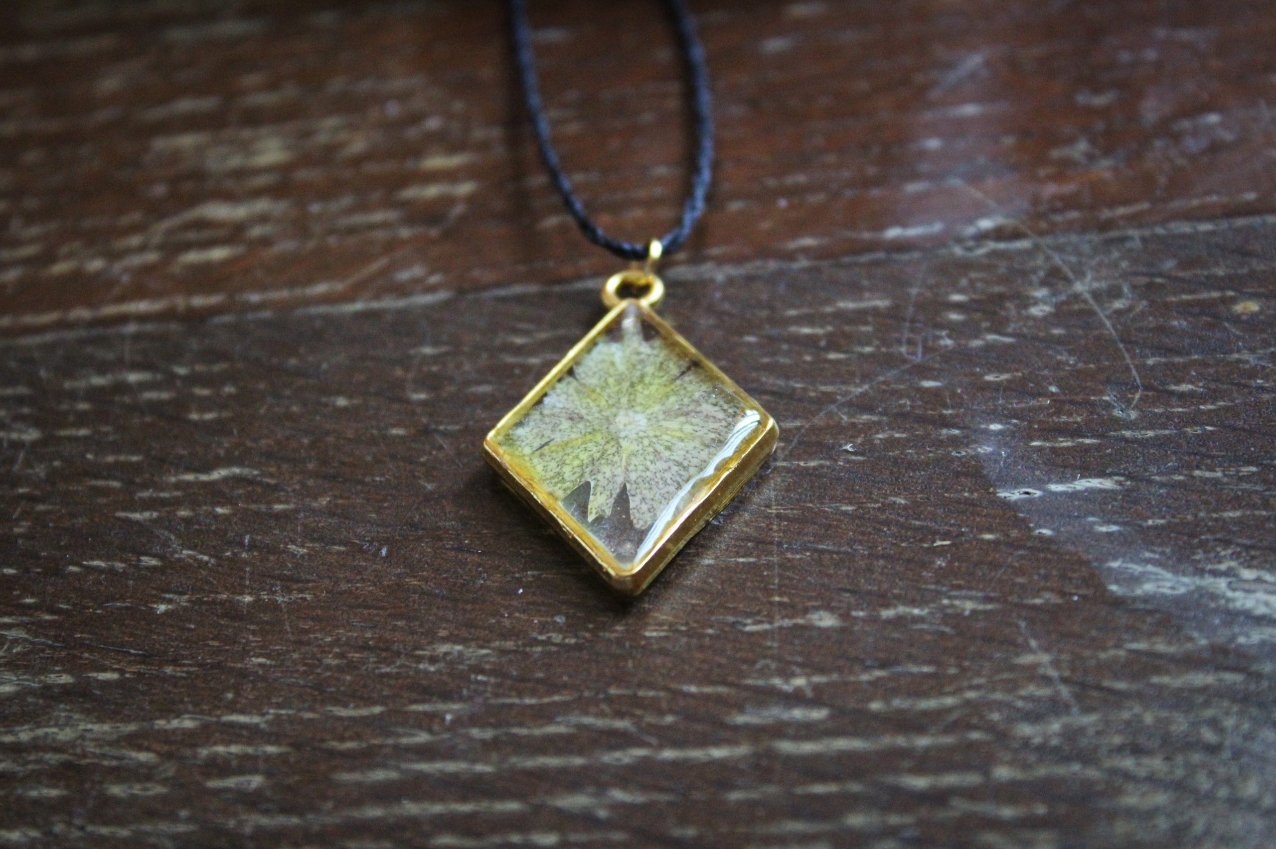 Collier résine fleurs doré