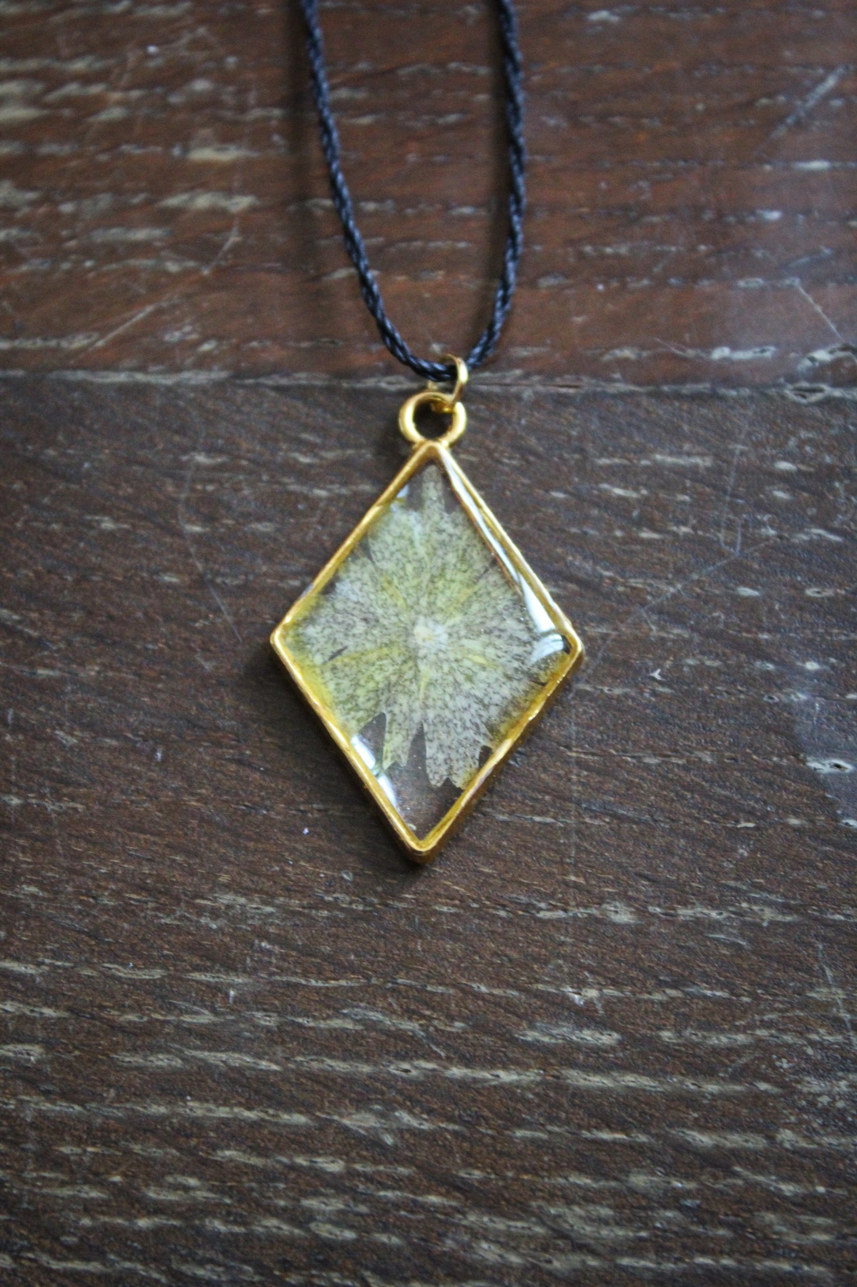 Collier résine fleurs doré