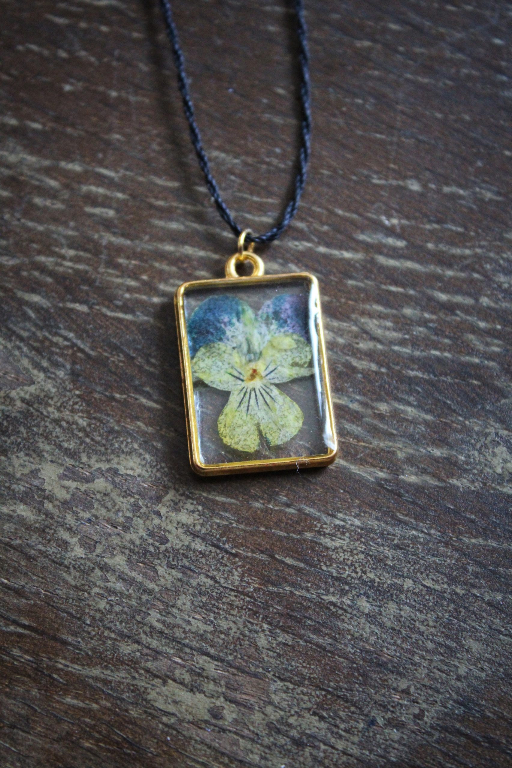 Collier résine fleurs doré