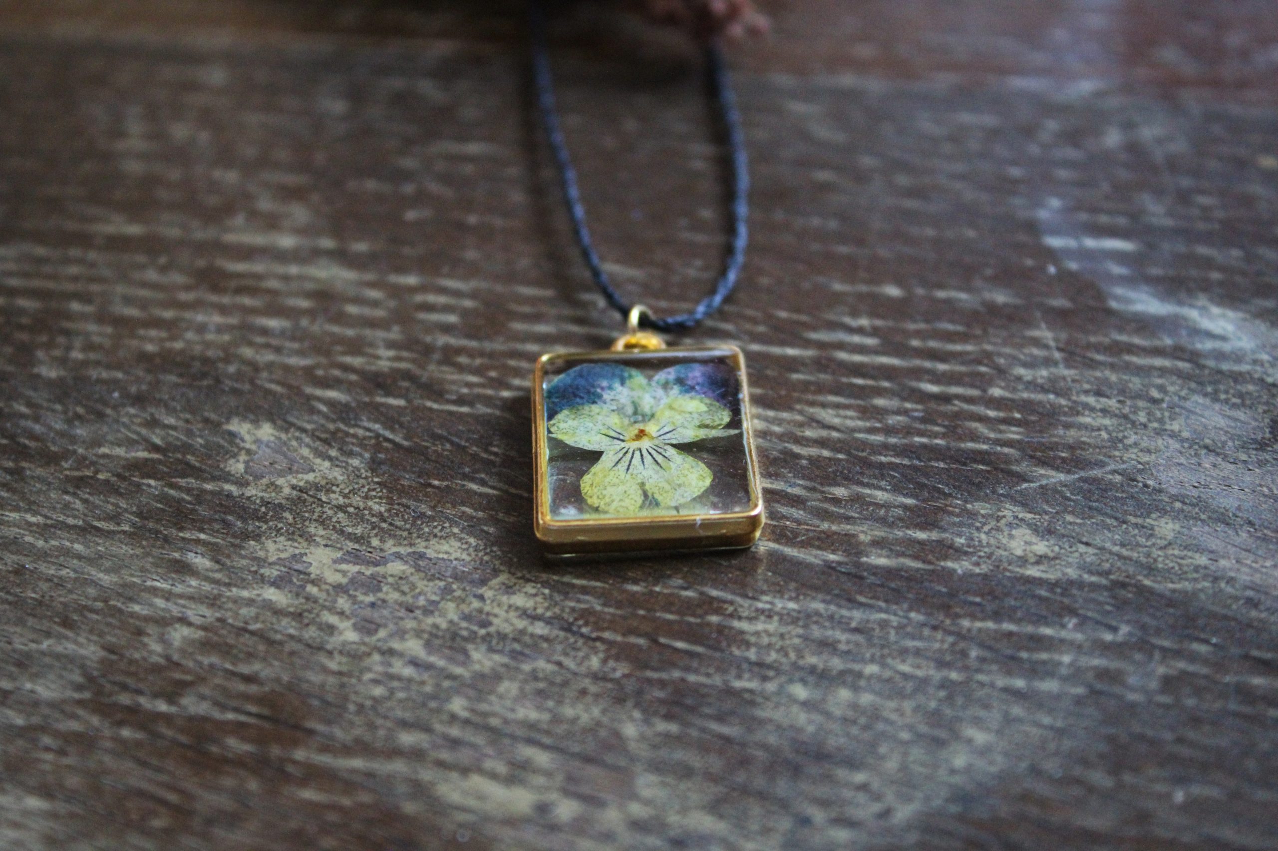 Collier résine fleurs doré
