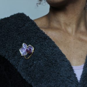 Broche Orchidée portée avec petite chainette