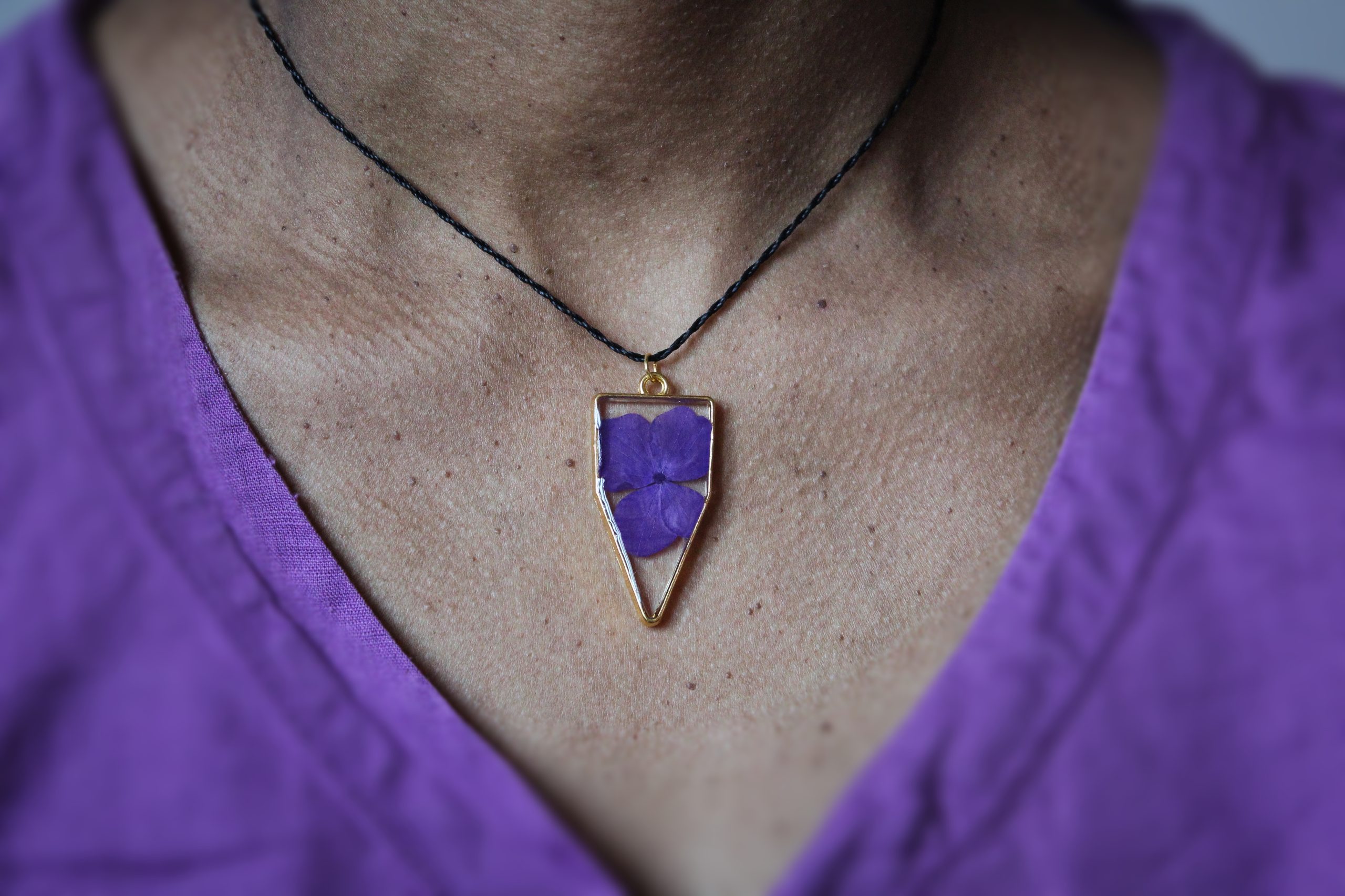 Collier porté résine doré