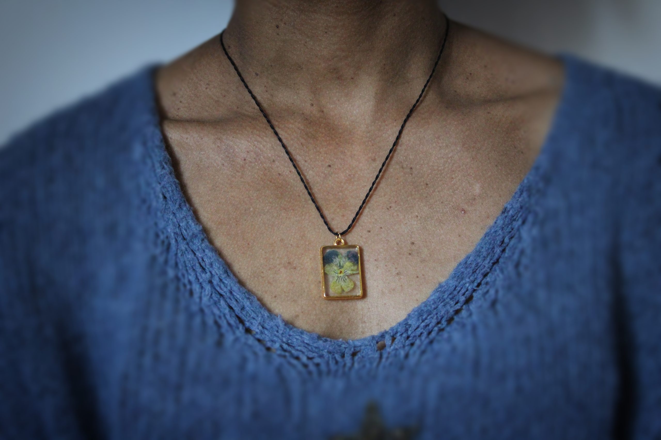 Collier porté résine doré