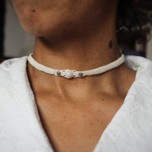 Photo portée ras de cou blanc
