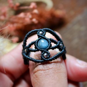 Bague en micro macramé avec perle de cyanite