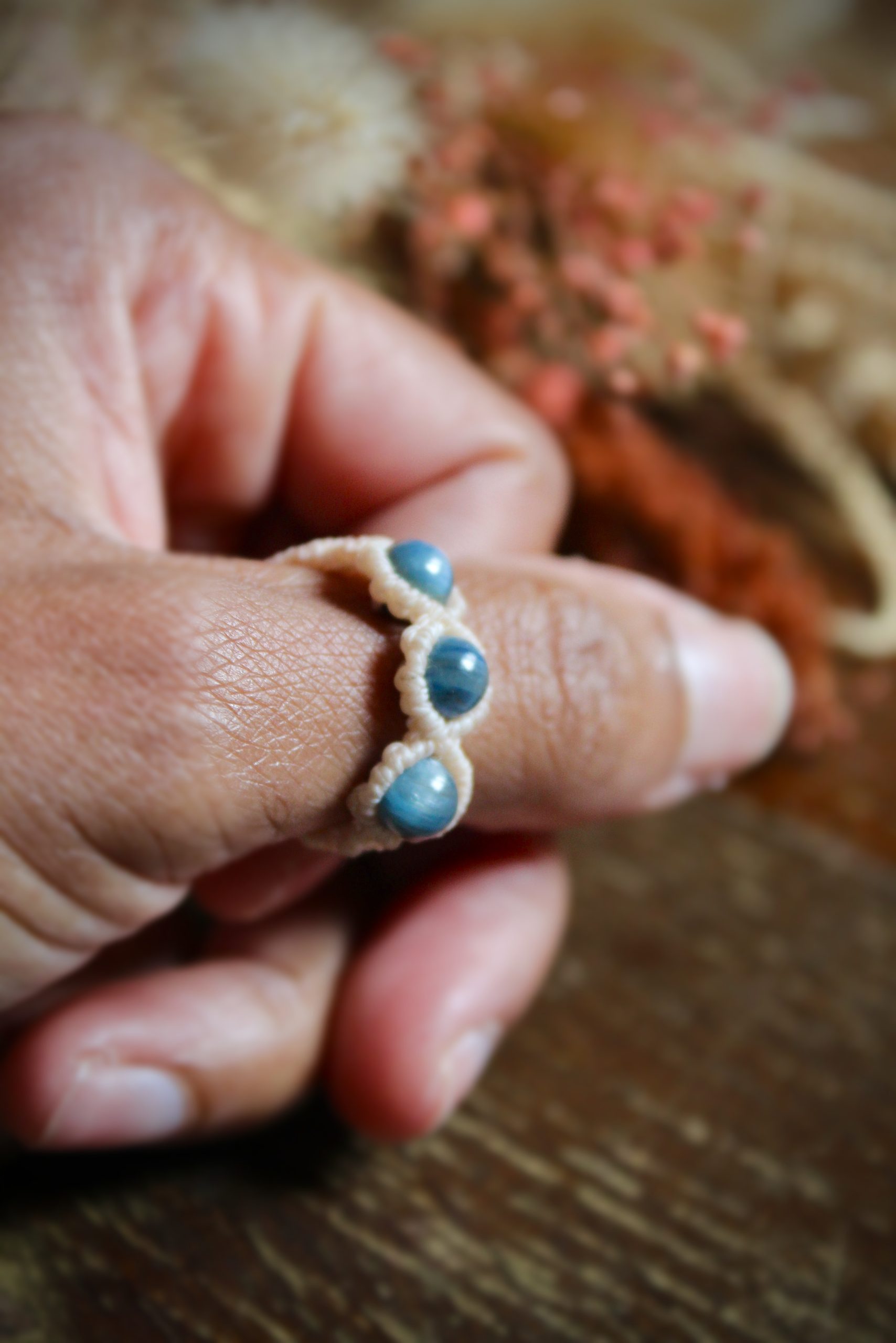 Bague en micro macramé avec trois perles de cyanite