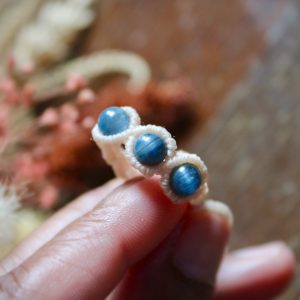 Bague en micro macramé avec trois perles de cyanite