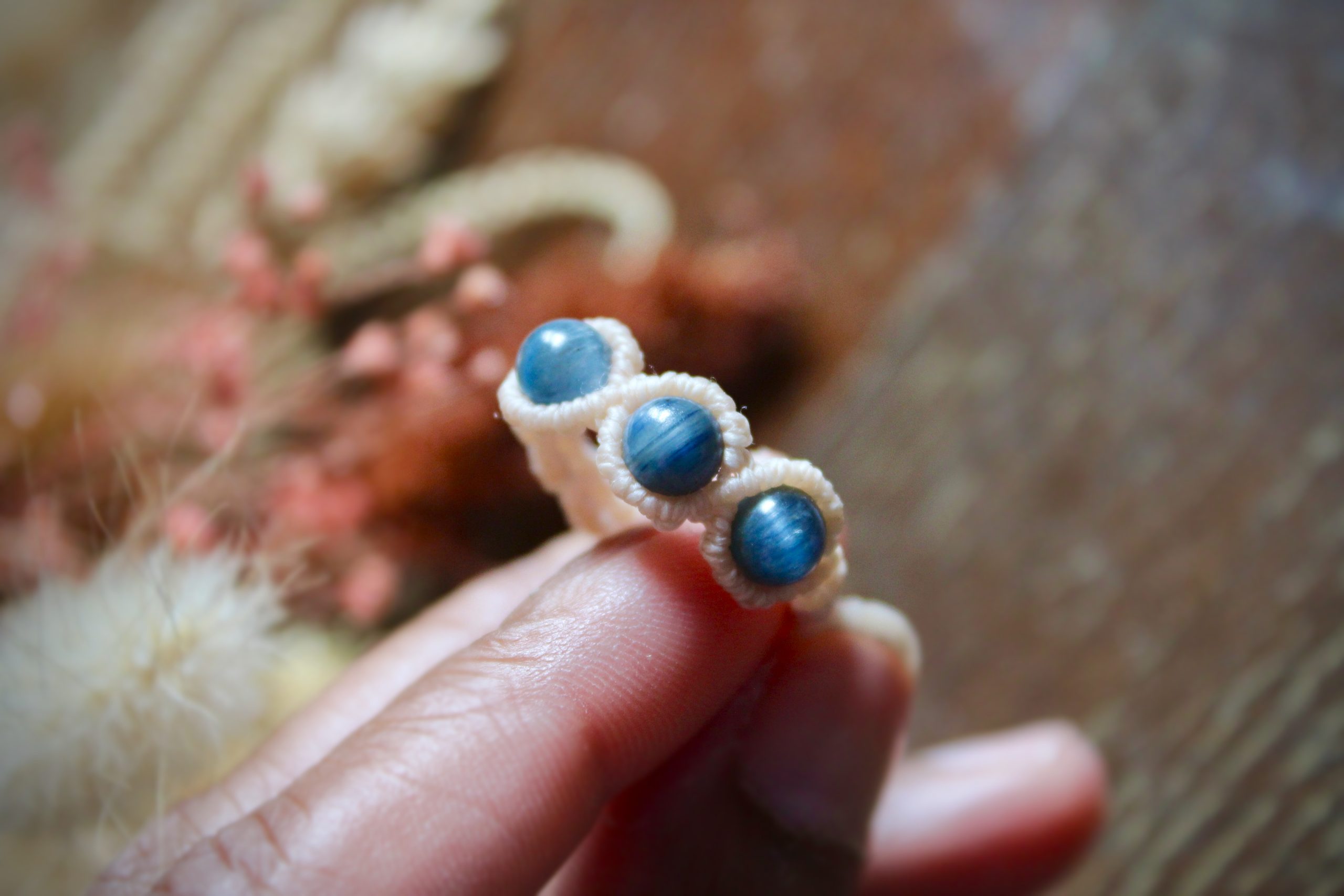 Bague en micro macramé avec trois perles de cyanite